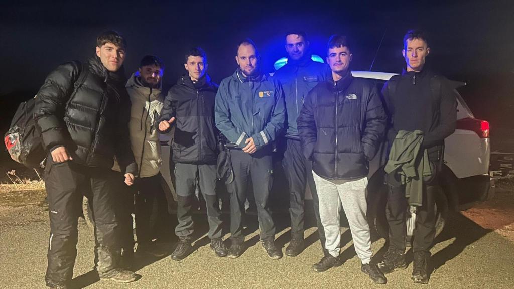 Los afectados junto a la Guardia Civil tras el rescate llevado a cabo.