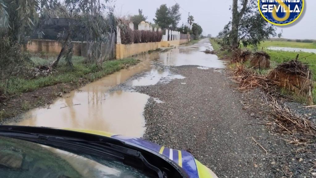 Cortes en las calles Camino de los Indios y Douglas por la crecida del arroyo Miraflores en Sevilla.