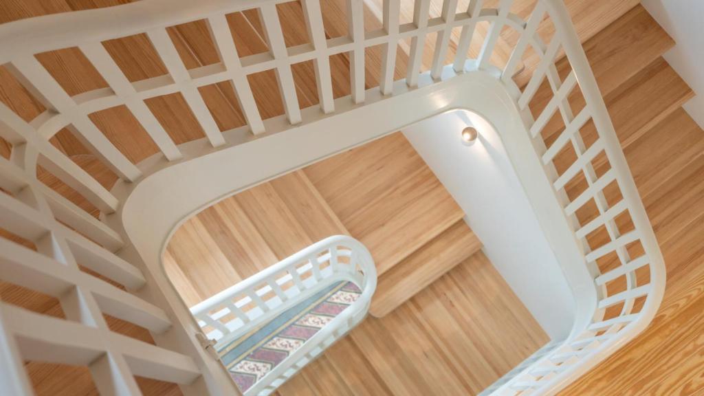 Escalera interior renovada en Os Loureiros.