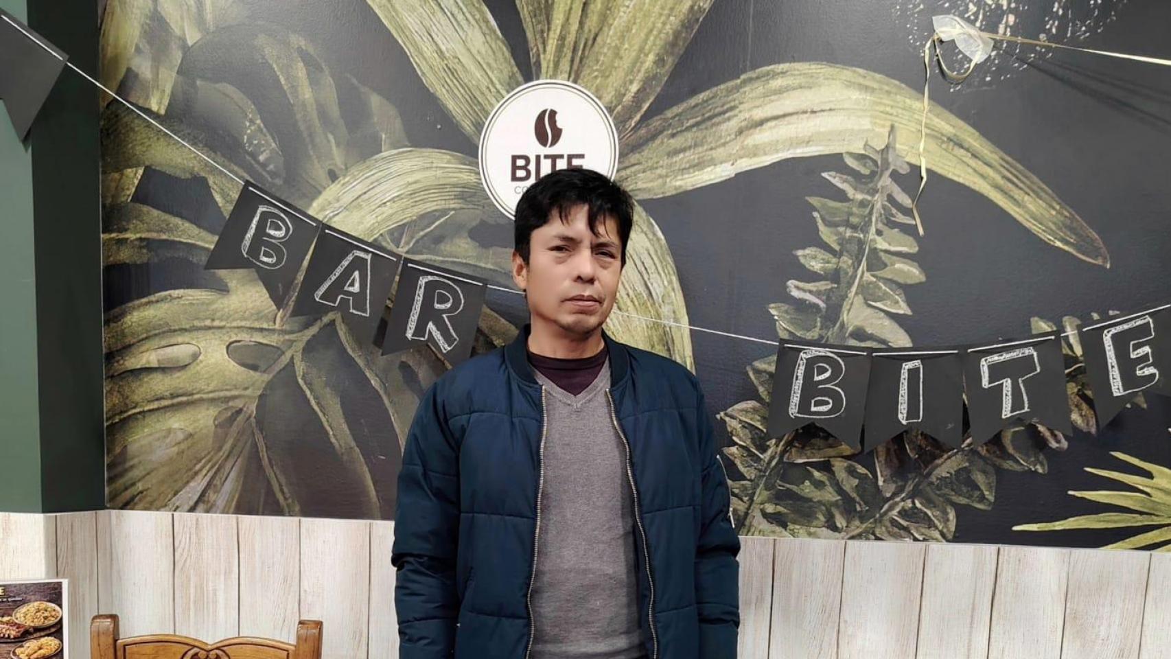 Román Mallón posa en el Bar Bite en el barrio de Las Delicias