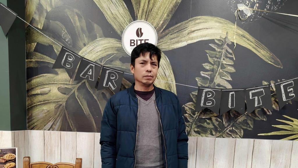 Román Mallón posa en el Bar Bite en el barrio de Las Delicias