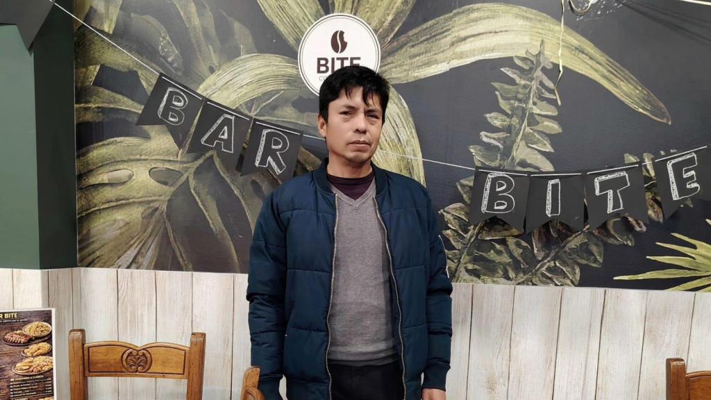 Román Mallón posa en el Bar Bite en el barrio de Las Delicias