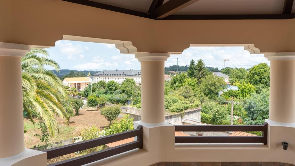 Vista del entorno desde el torreón de la villa de Os Loureiros.