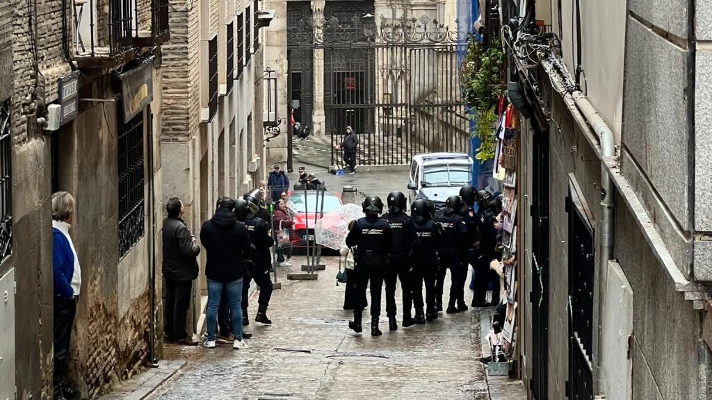 Varios agentes de la Policía Nacional han accedido sobre las 10 de la mañana de este miércoles al bloque, junto a la Puerta del Reloj de la Catedral.