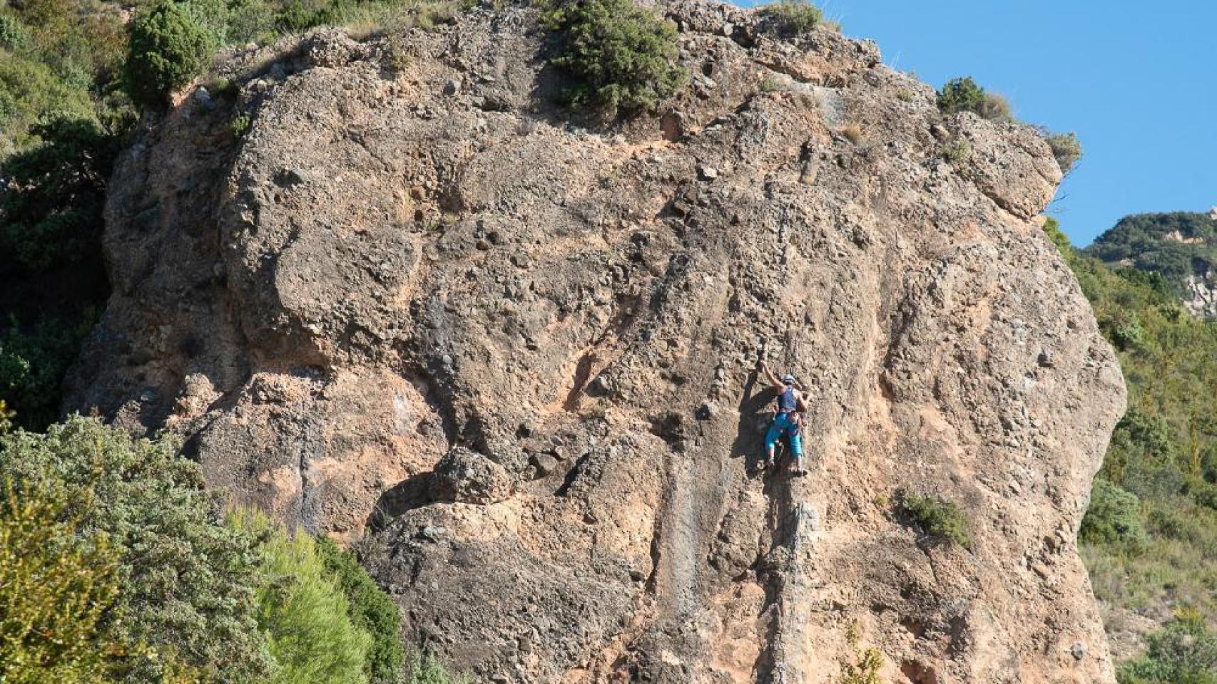 Escaladora en los mallos de Agüero