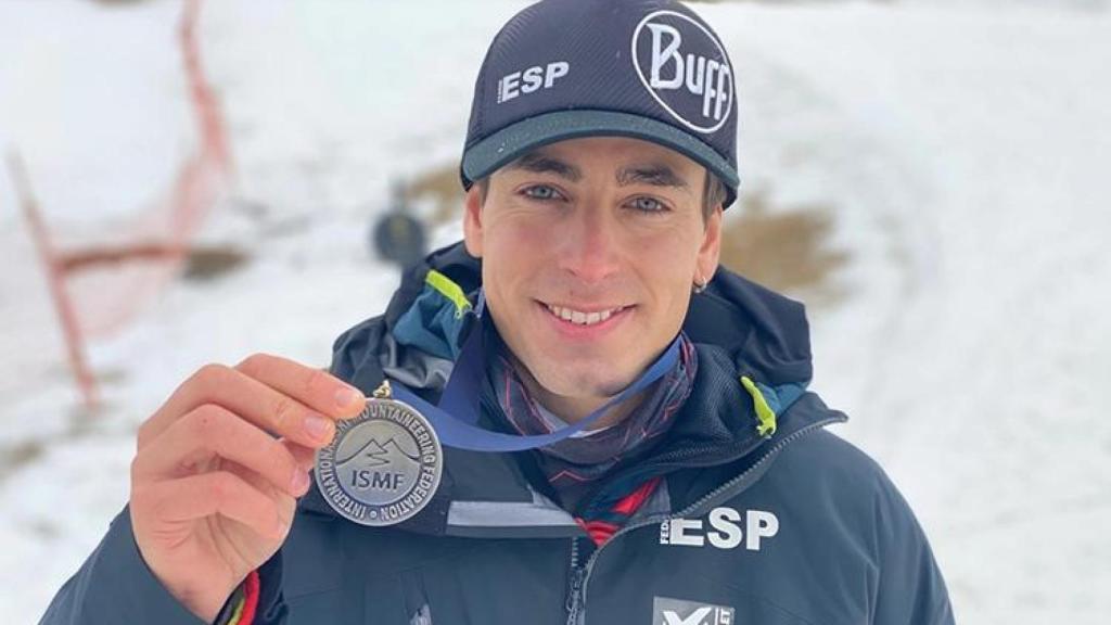 Oriol Cardona posa con una medalla.