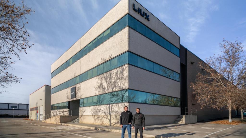 Dos de los cofundadores en los exteriores de la fábrica.