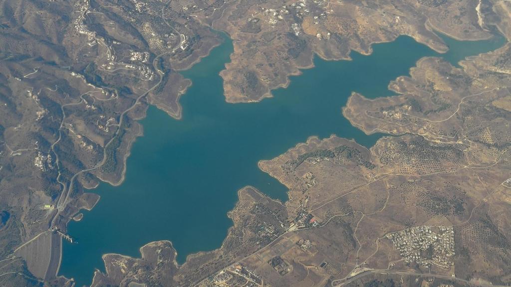Imagen aérea del embalse de la Viñuela, en la comarca de la Axarquía.
