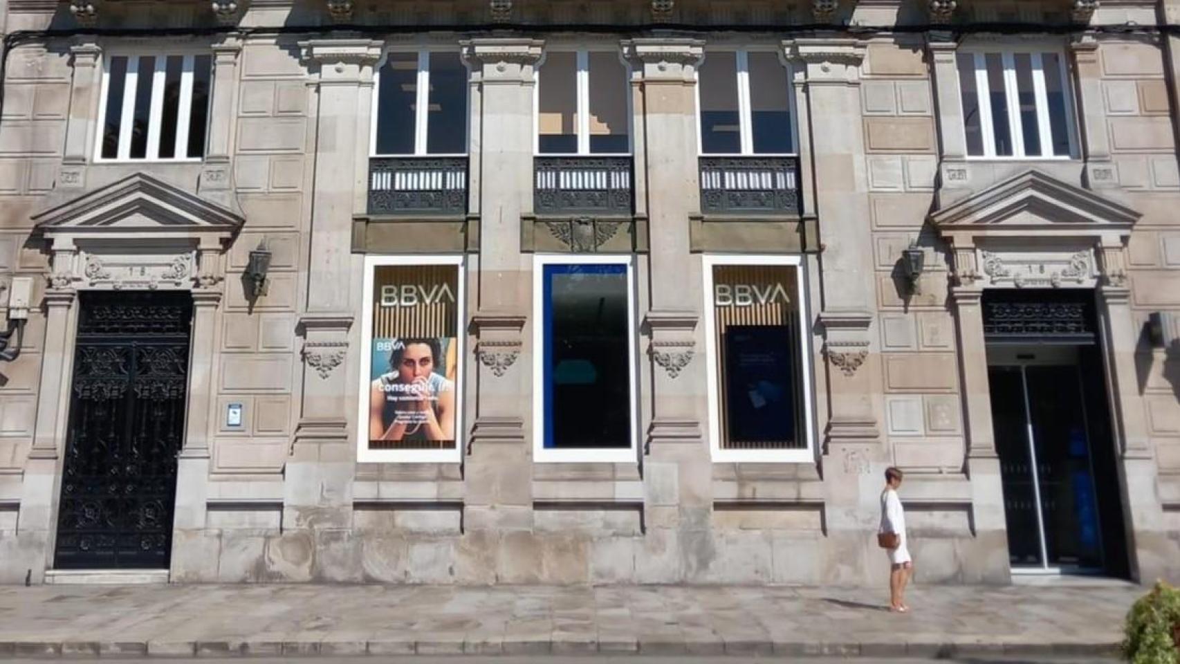 Fachada de la sucursal bancaria.