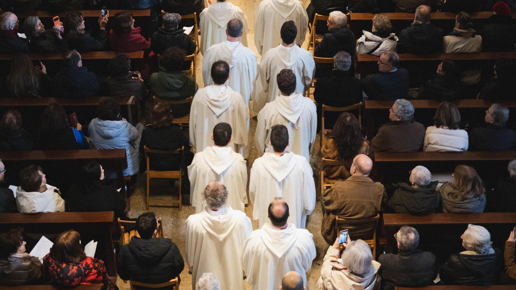 Schola Antiqua procesionando en las invocaciones iniciales del Oficio de difuntos de Victoria Foto: Sandra Polo