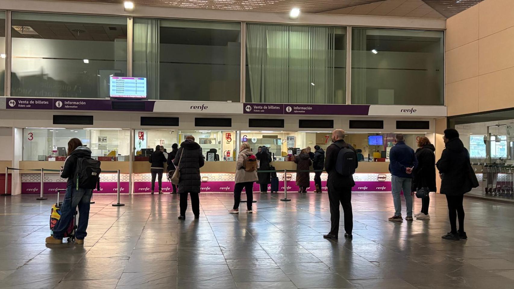 Usuarios frente a las taquillas de Renfe en la Estación Delicias de Zaragoza