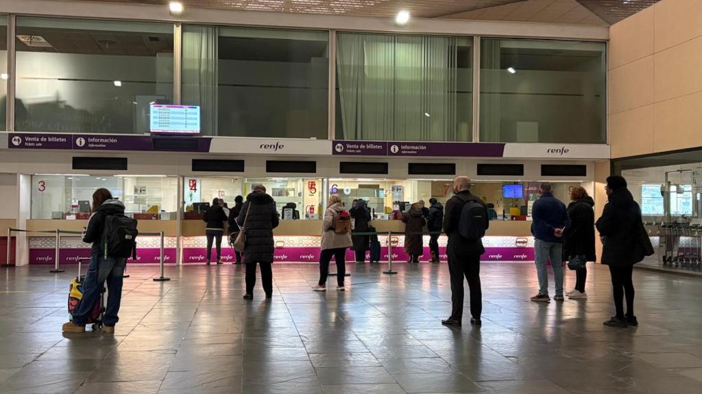 Usuarios frente a las taquillas de Renfe en la Estación Delicias de Zaragoza