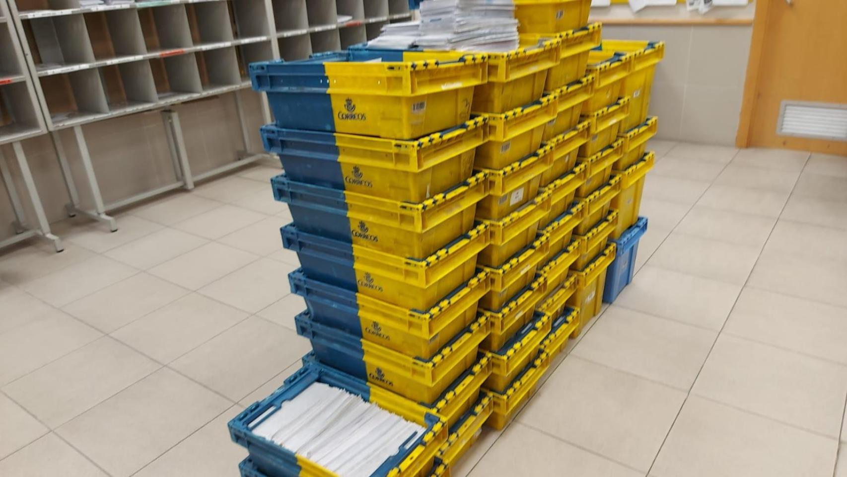 Cartas acumuladas en una oficina de Correos de A Coruña