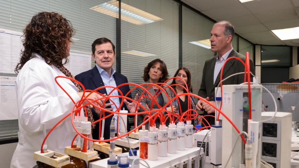 El presidente de la Junta y del PP de Castilla y León, Alfonso Fernández Mañueco, durante su visita al Centro Tecnológico de Miranda de Ebro, este miércoles