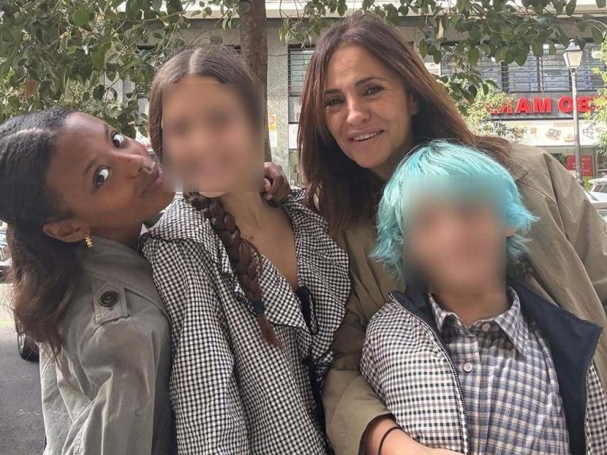 Melani Olivares, con sus tres hijos, en una imagen de sus redes sociales.