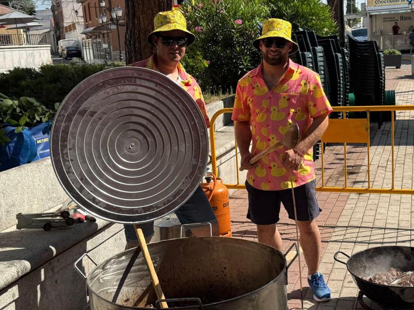 Daniel y José Manuel cocinando para un evento.