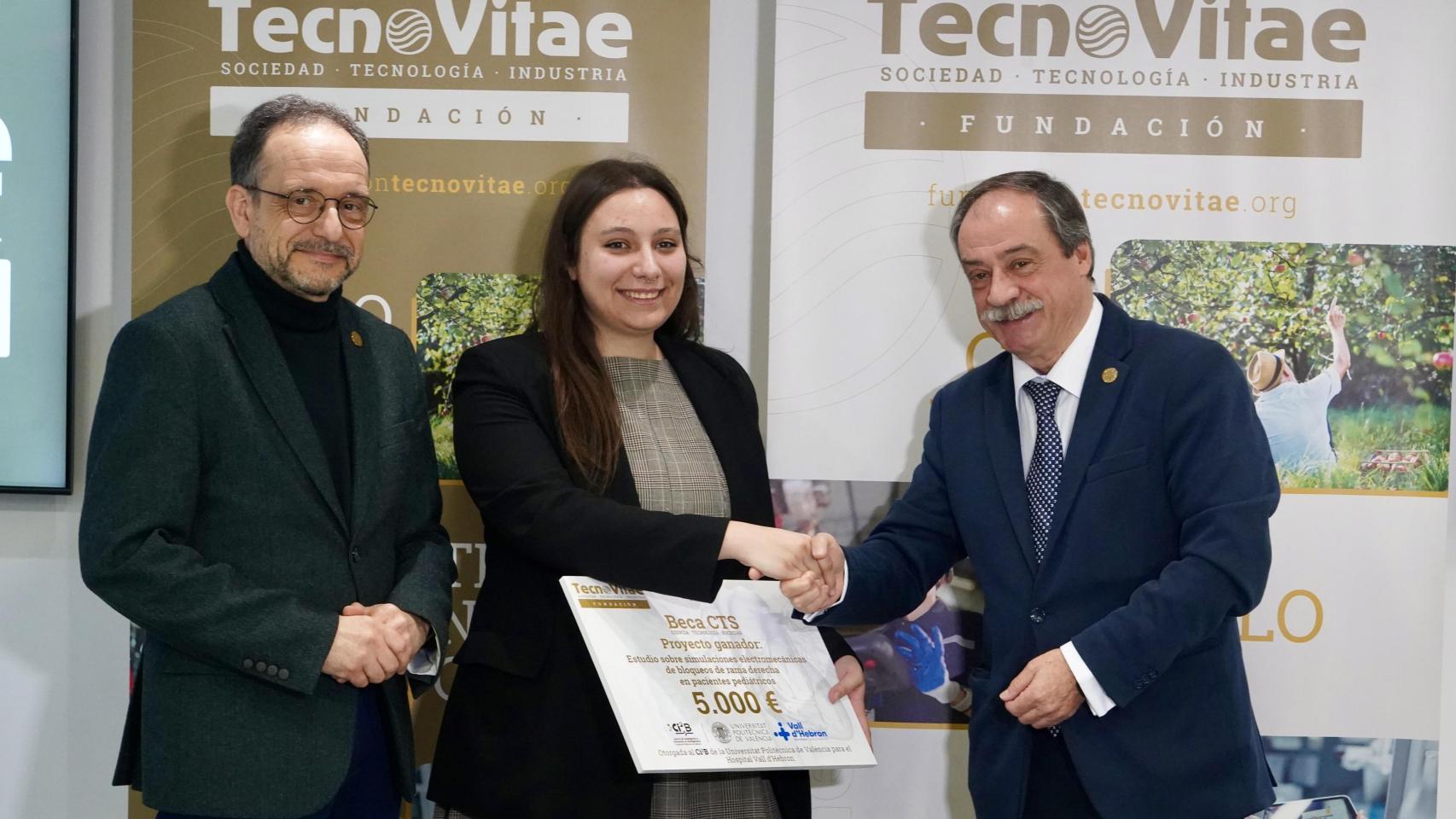 El presidente de la Fundación TecnoVitae, Rafael Álvarez, y el director, Javier Escribano, entregan la Beca CTS 2025 a Ana Montañés Blay