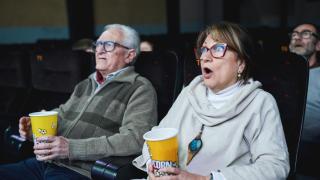 Personas mayores en una sala de cine