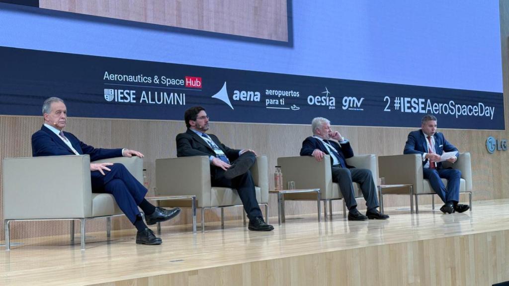 De Izquierda a derecha: Salvador Álvarez, director de Estrategia del Grupo Oesía; Manuel Ausaverri, director general de Estrategia y M&A de Indra; Gonzalo Mateo-Guerrero, director de operaciones y negocio de Navantia y César Sánchez, executive VP de EUROPAVIA (Moderador).