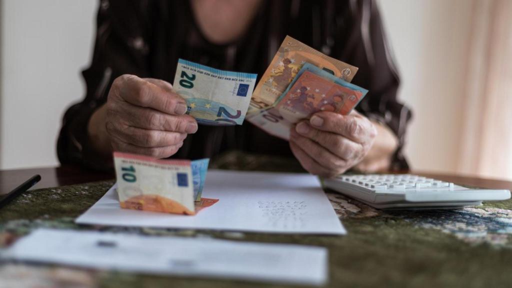 Imagen de ilustración de una mujer organizando su dinero.