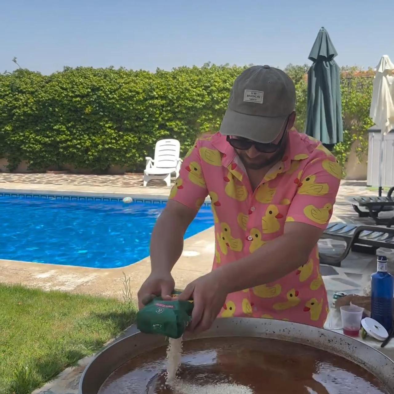 Dani echando arroz a una paellera.