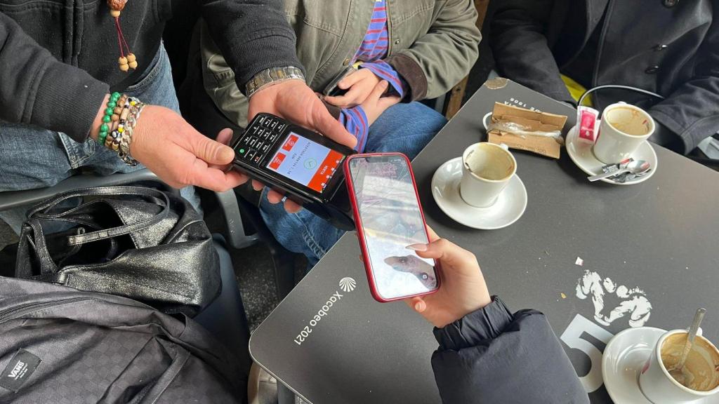 Pago con tarjeta en un bar de A Coruña