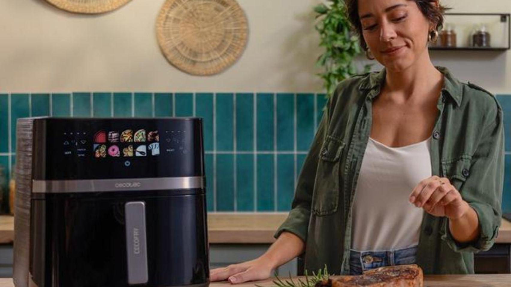 Así es la freidora de aire moderna que puedes usar como horno, grill y plancha: ¡rebajada a menos de 60€ por poco tiempo!