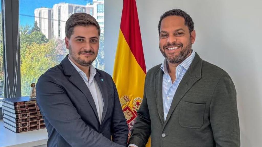 El exgestor de Vox en Ávila, David Castrejón, junto al secretario general del partido, Ignacio Garriga, en una imagen de archivo