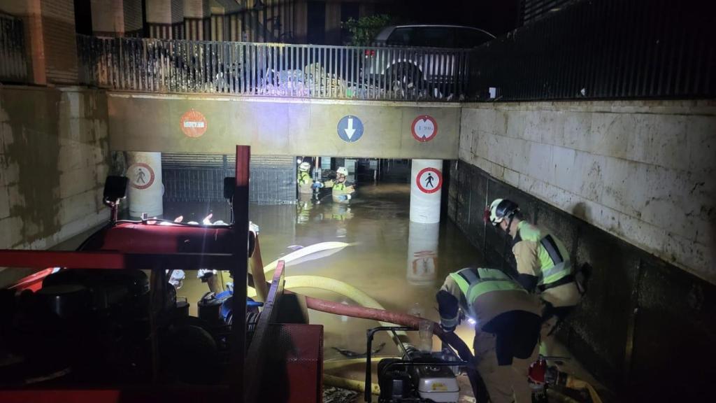 Revisión y achique de agua en un garaje subterráneo de Catarroja tras la DANA.