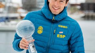 Oriol Cardona, esquiador de montaña, posa con un trofeo.