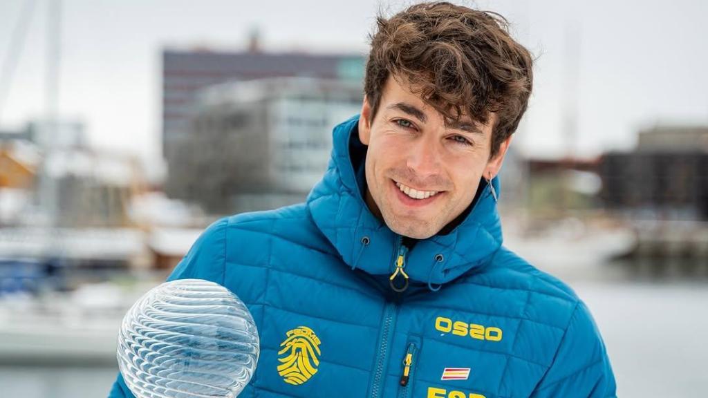 Oriol Cardona, esquiador de montaña, posa con un trofeo.