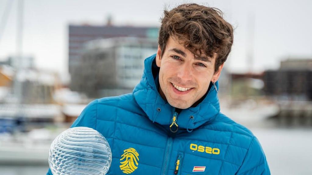 Oriol Cardona, esquiador de montaña, posa con un trofeo.