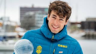 Oriol Cardona, esquiador de montaña, posa con un trofeo.