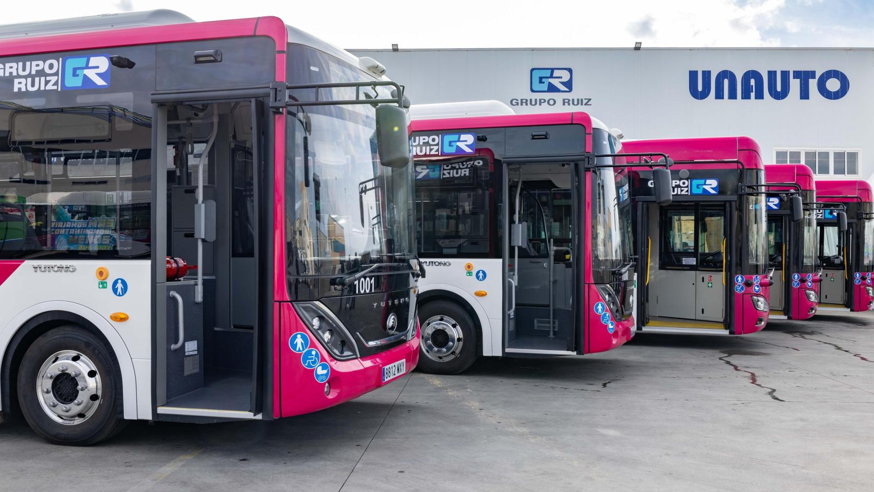 Imagen de archivo de las cocheras de la concesionaria del transporte con sus ya característicos autobuses magenta, del color de  la bandera de la ciudad.