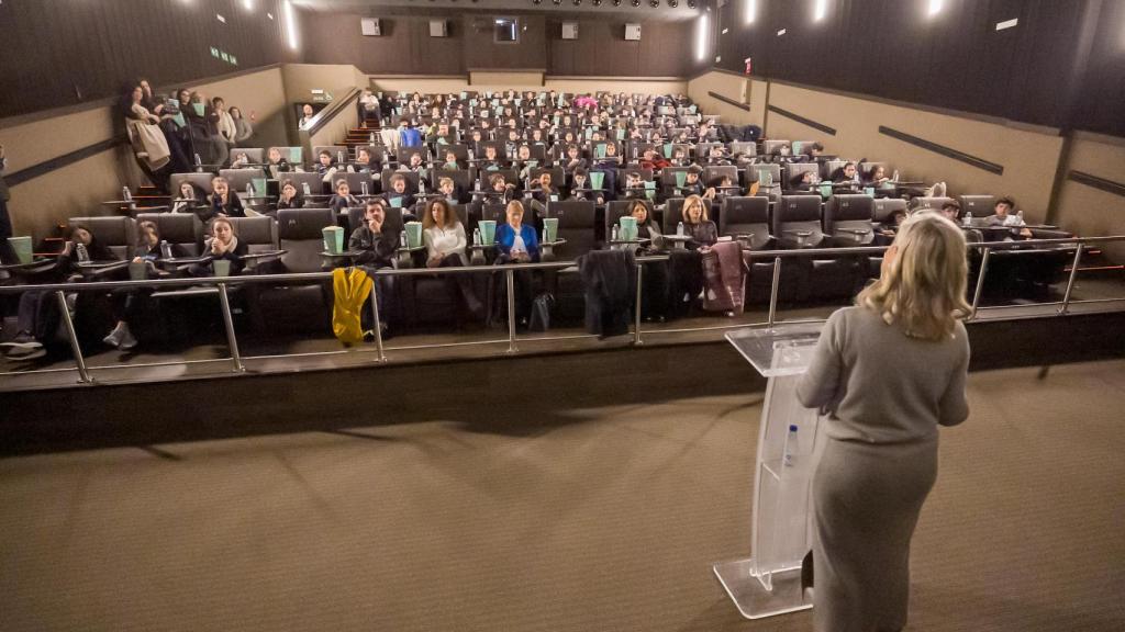 La concejala Irene Carvajal en la presentación del documental Zona Cero Pantallas en Vallsur