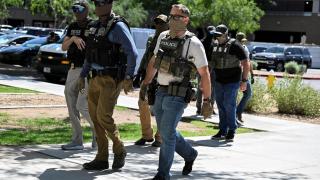 Policías enmascarados y agentes del ICE estadounidense en Phoenix, Arizona.
