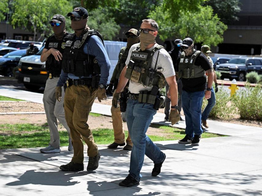 Policías enmascarados y agentes del ICE estadounidense en Phoenix, Arizona.