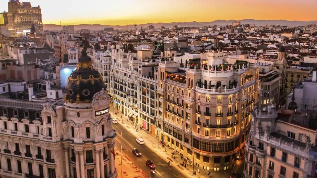 La Gran Vía madrileña con el Edificio Metrópolis en primer plano y el Edificio Telefónica al fondo.