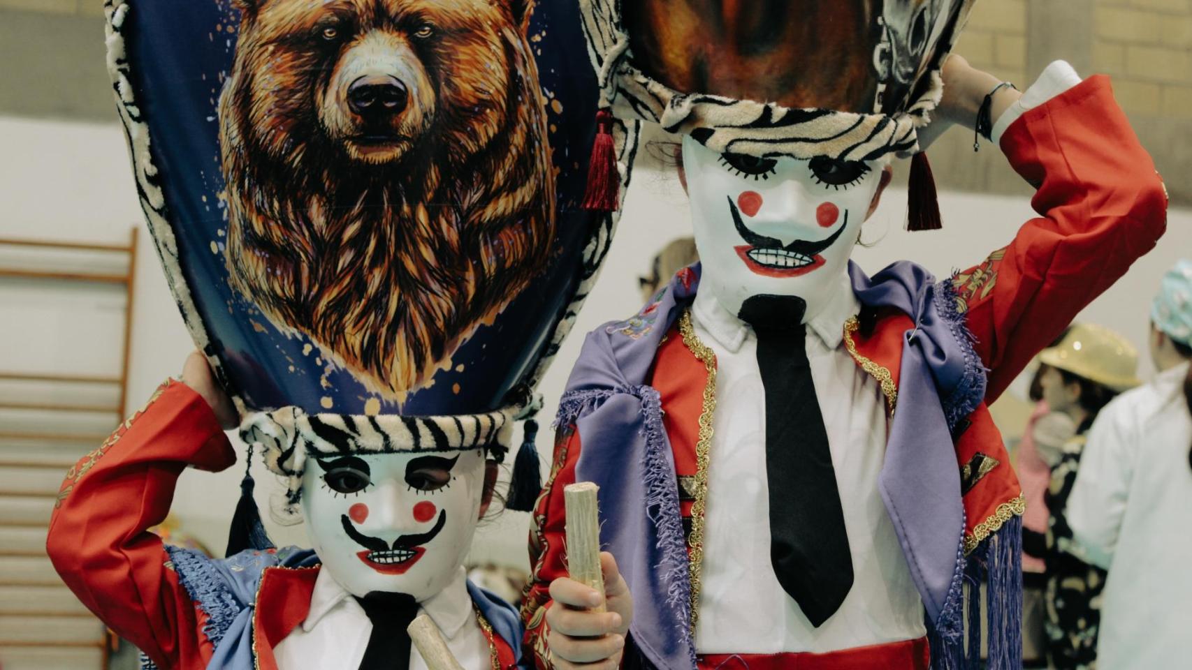 Participantes en el Entroido 2025 de Curtis.