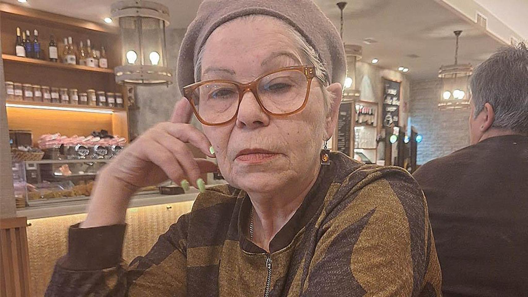 Romy posando en una fotografía.