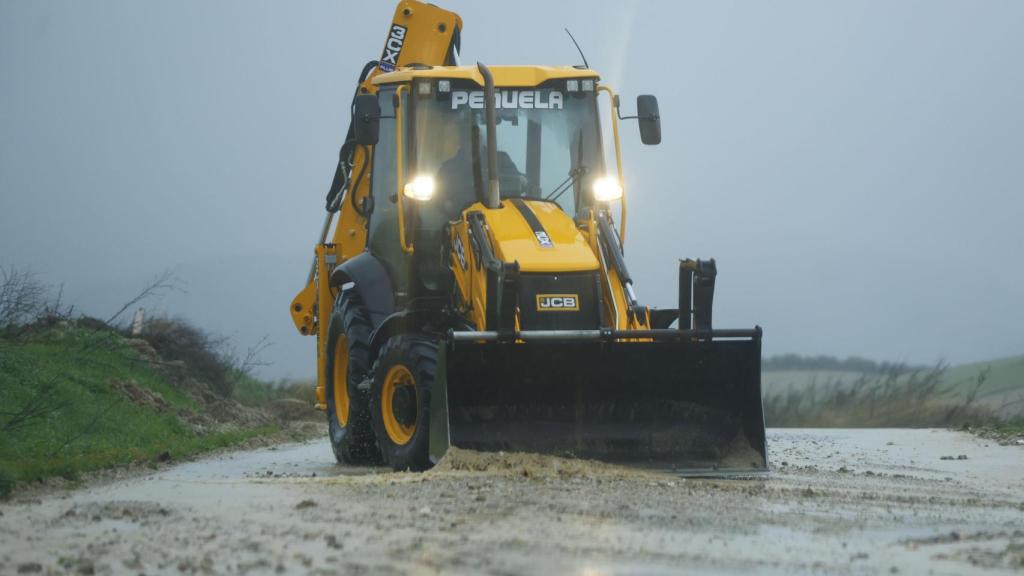 Una máquina limpia del lodo el camino hacia Almargen (Málaga), tras las últimas lluvias a causa de la borrasca Leonardo.
