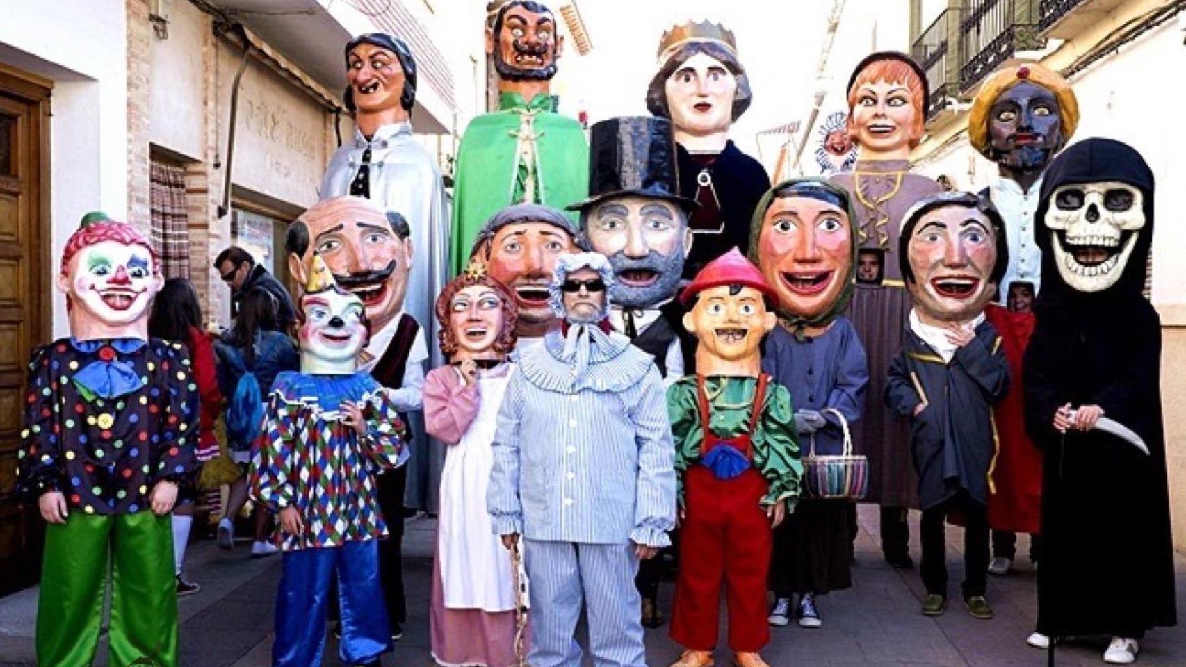 Gigantes y cabezudos junto al perlé en el carnaval de Herencia.