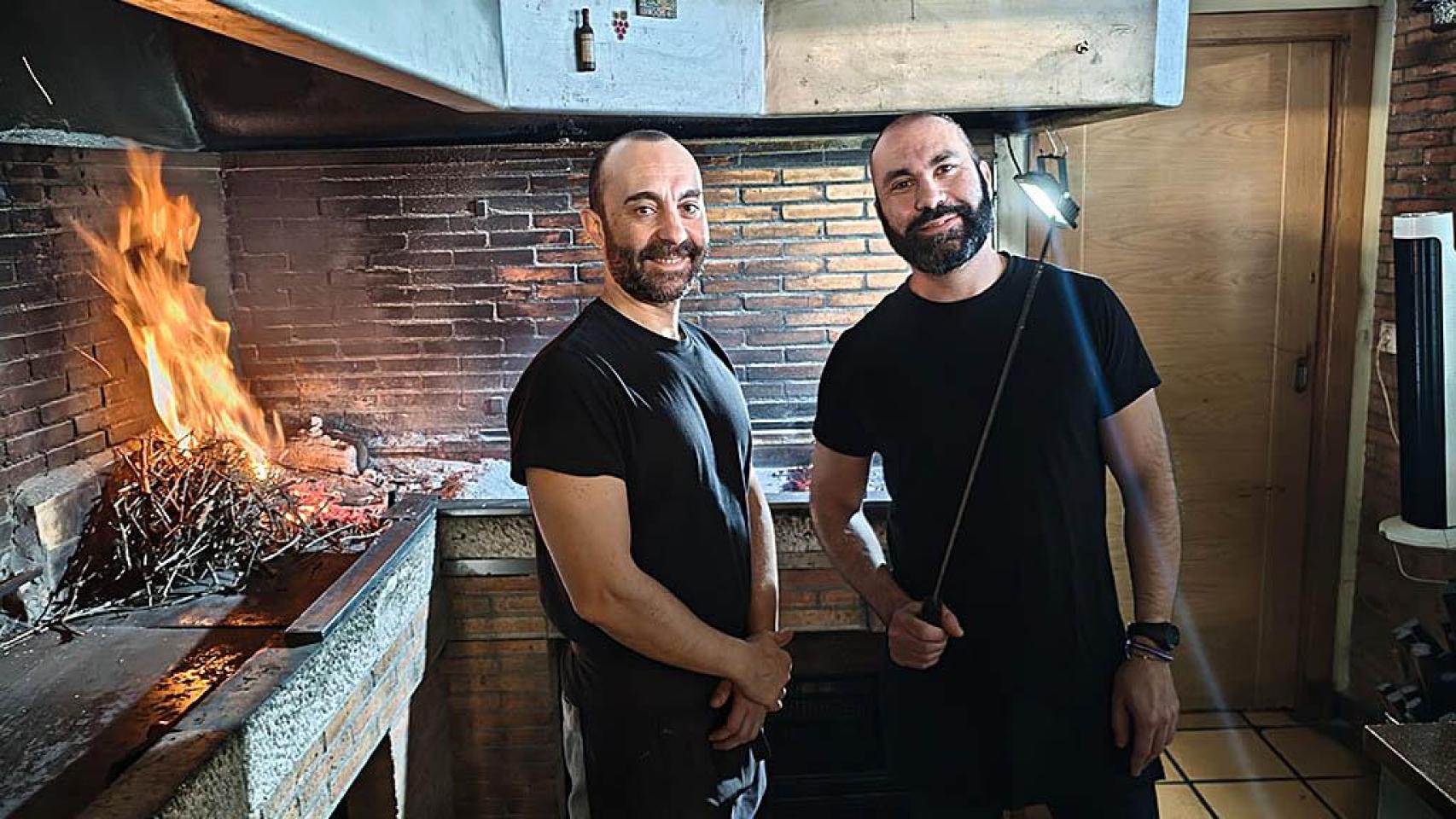 Eduardo, a la izquierda, y Alberto, a la derecha, en el Mesón Asador Carlos de Traspinedo.