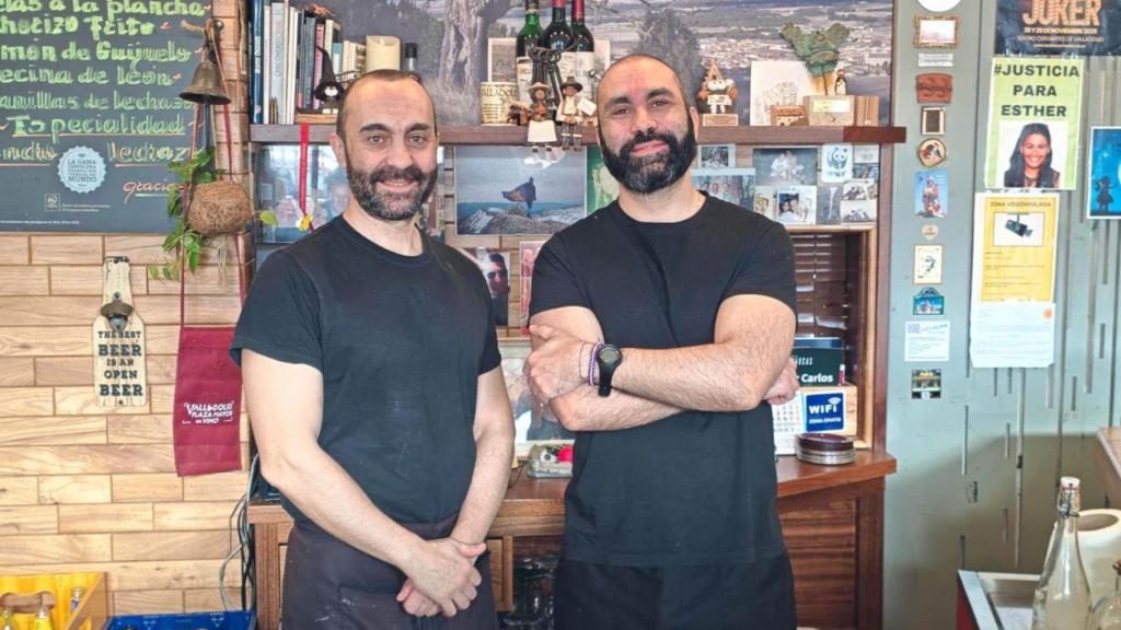 Los dos hermanos en el famoso mesón de Traspinedo.