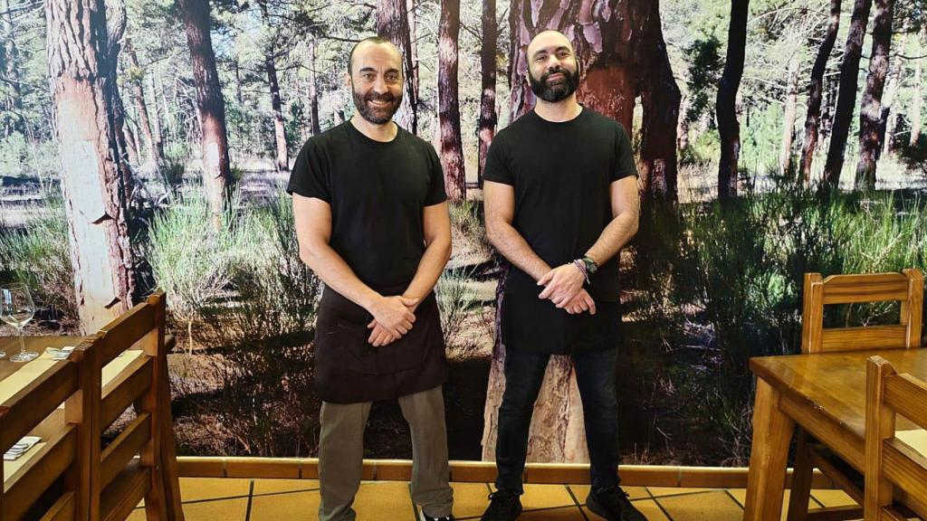 Eduardo y Alberto en el Mesón Asador Carlos de Traspinedo.