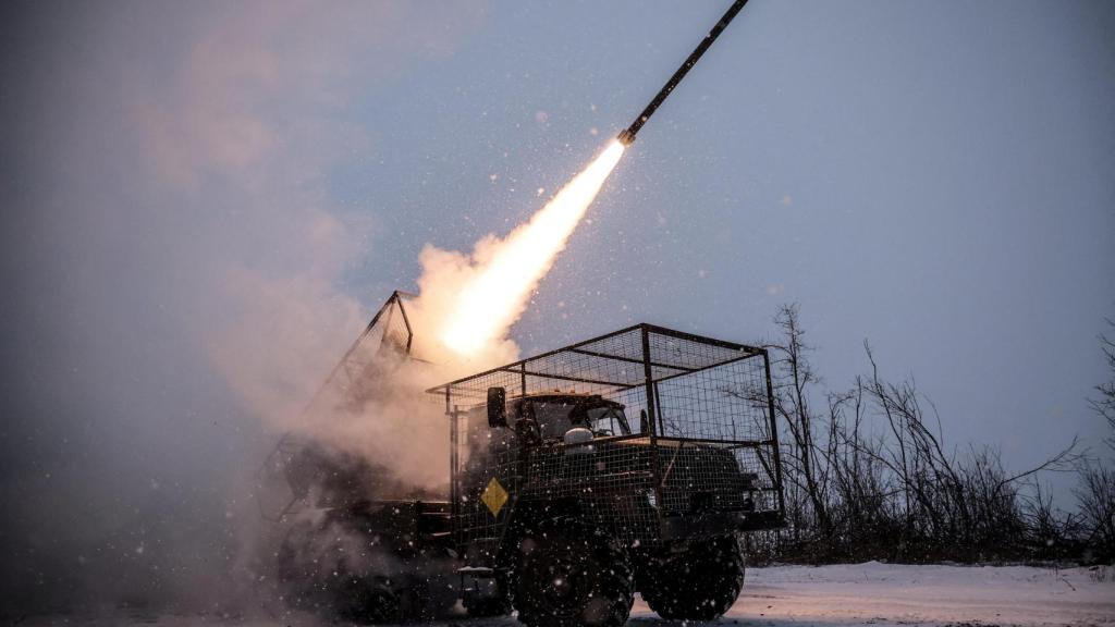 Las Fuerzas Armadas de Ucrania disparan un sistema de lanzamiento múltiple de cohetes BM-21 Grad contra tropas rusas en la región de Donetsk.
