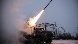 Las Fuerzas Armadas de Ucrania disparan un sistema de lanzamiento múltiple de cohetes BM-21 Grad contra tropas rusas en la región de Donetsk.