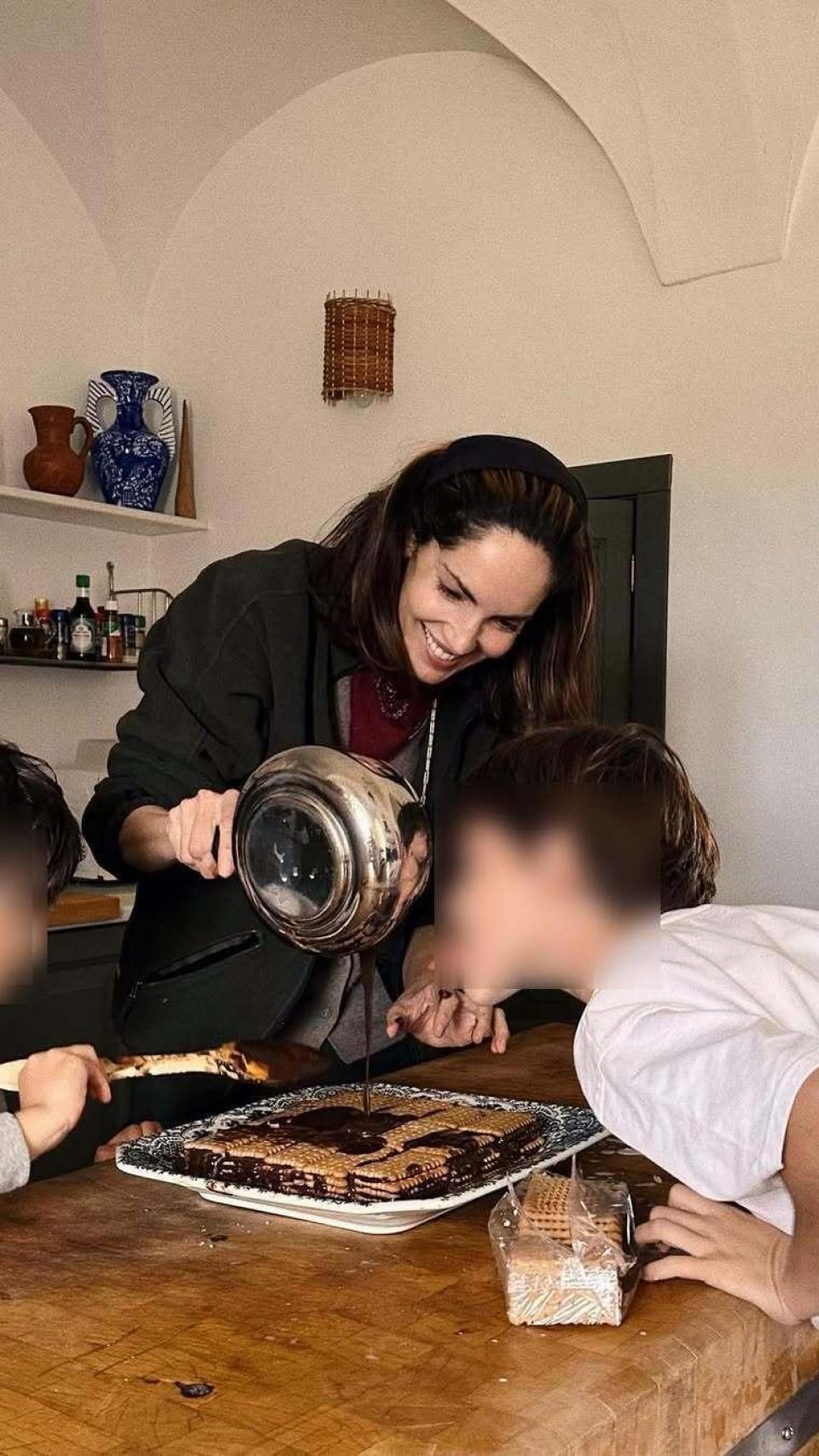 Eugenia Silva con sus hijos Alfonso y Jerónimo, en su finca de Badajoz.