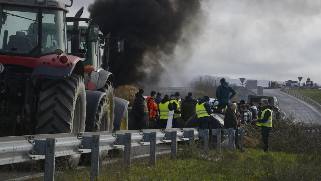 Agricultores y ganaderos cortan la A-52 con tractores y rollos de paja, a 10 de enero de 2026, en Xinzo de Limia, Orense, Galicia (España)