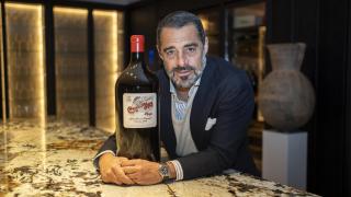 Vicente Cebrián-Sagarriga, presidente de Marqués de Murrieta, con una botella del vino Castillo Ygay de 2012, uno de los más insignes de la marca.